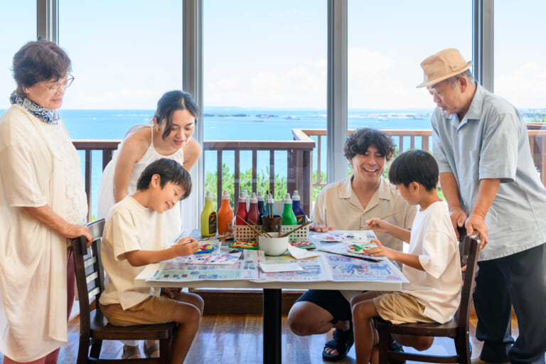 全家人洋溢著燦爛的笑容，在卡努佳度假村編織一段沖繩故事